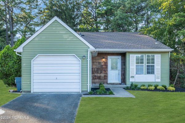 Attached, Exterior, Facade, Ranch