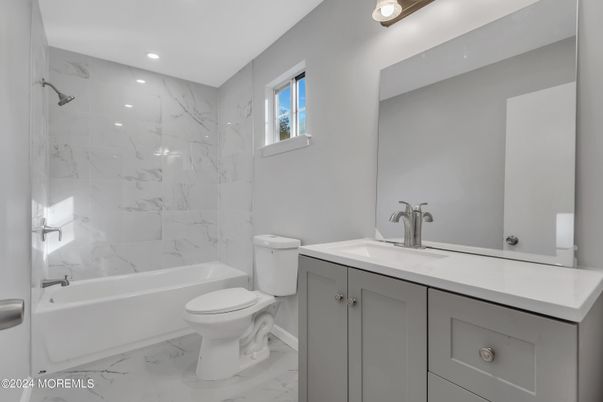 Bathroom, Interior, Marble, Marble Walls, Recessed Lighting