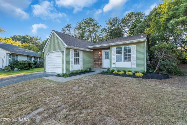 Attached, Exterior, Facade, Cape Cod