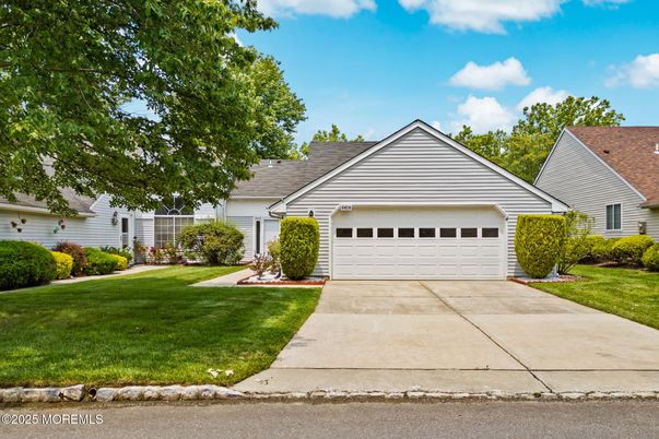 Attached, Exterior, Facade, Ranch