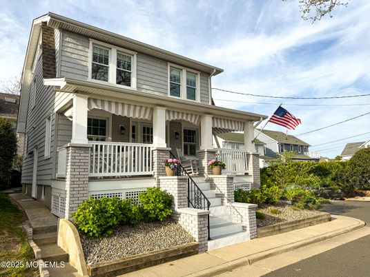 Exterior, Facade, American Foursquare