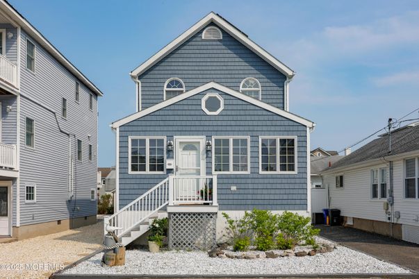 Exterior, Facade, Queen Anne Victorian