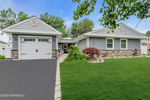 Attached, Exterior, Facade, Ranch