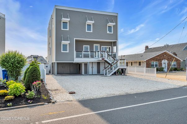 Exterior, Facade, Rowhouse