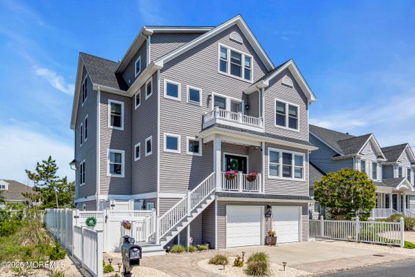 Attached, Exterior, Facade, Queen Anne Victorian