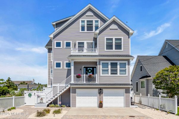 Attached, Exterior, Facade, Queen Anne Victorian