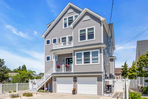 Attached, Exterior, Facade, Queen Anne Victorian