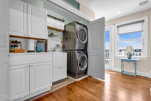 Interior, Recessed Lighting, Washer, Wood Texture Flooring