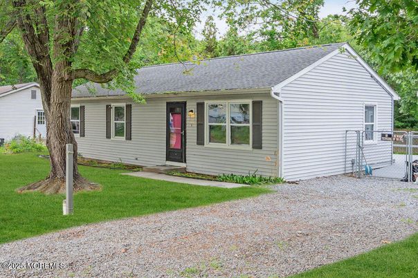 Exterior, Facade, Ranch