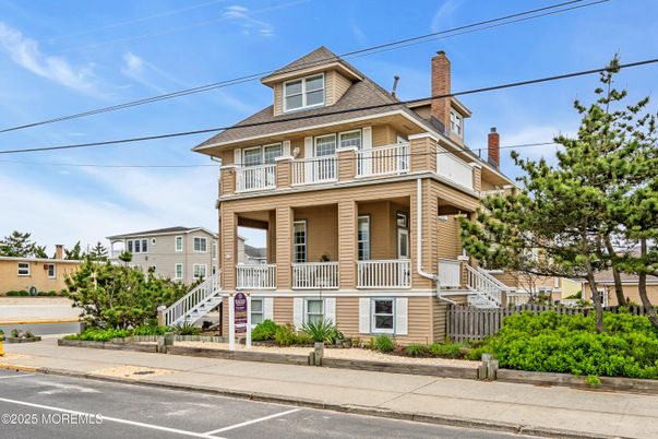 Exterior, Facade, American Foursquare