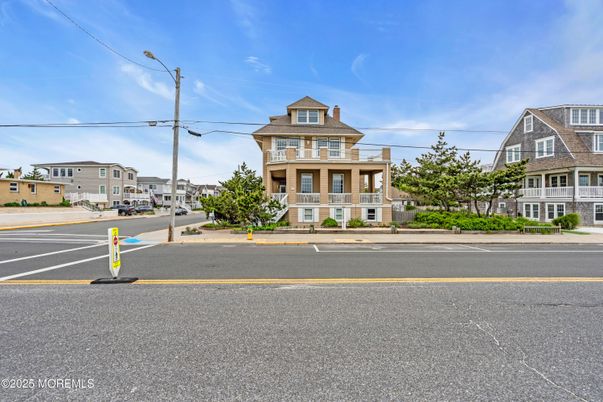 Exterior, Facade, Queen Anne Victorian
