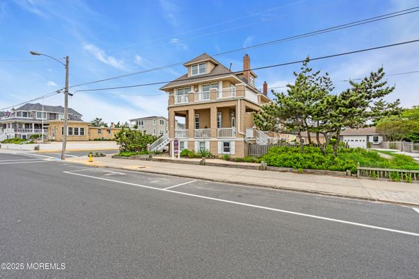 Exterior, Facade, Queen Anne Victorian