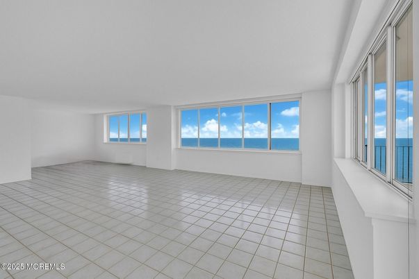 Empty room, Interior, Water
