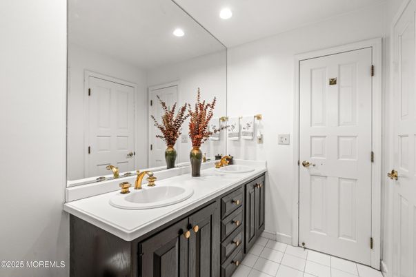 Bathroom, Dual Sink Vanities, Interior, Recessed Lighting