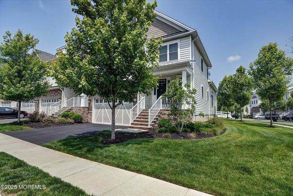 Attached, Exterior, Facade, Queen Anne Victorian