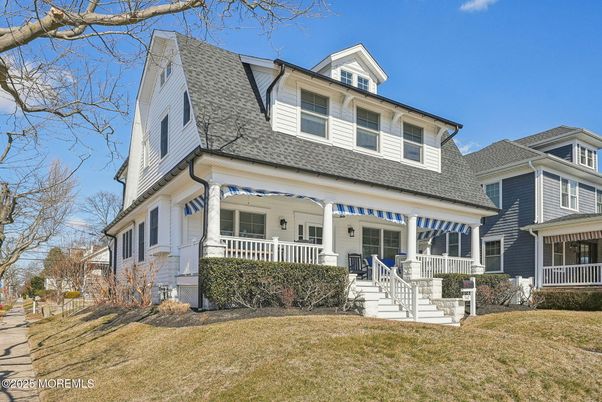 Exterior, Facade, American Foursquare