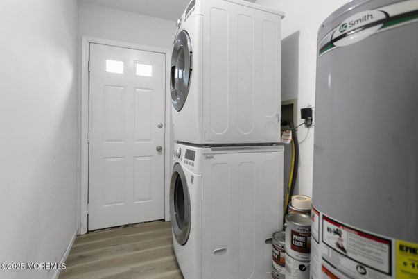 Interior, Washer, Wood Texture Flooring