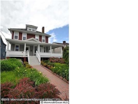 Exterior, Facade, American Foursquare