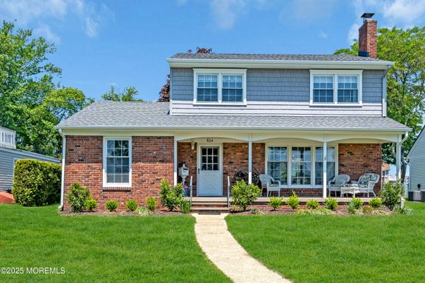 Exterior, Facade, Brick Facade, Split Level