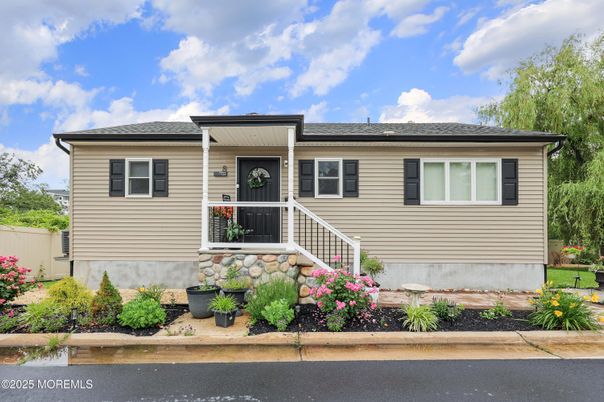 Exterior, Facade, Raised Ranch
