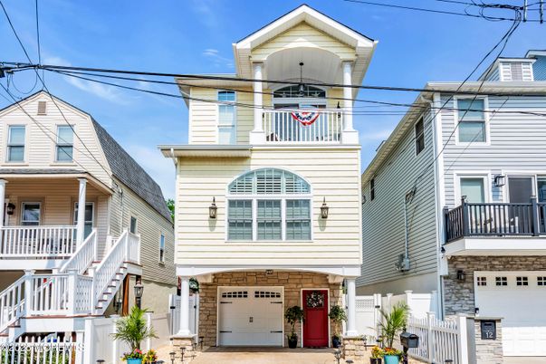 Attached, Exterior, Facade, Rowhouse