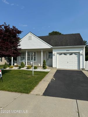 Attached, Exterior, Facade, Ranch