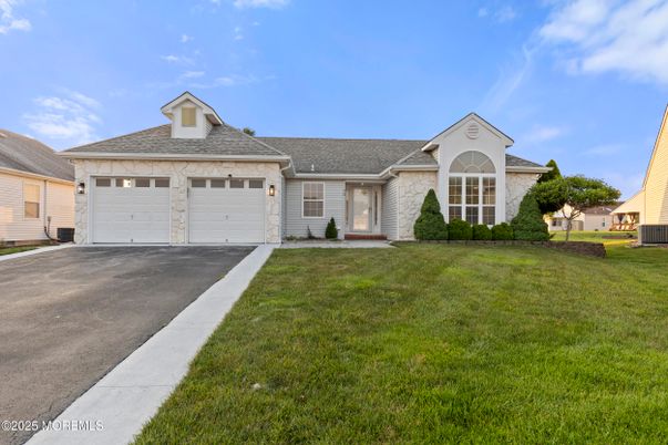 Attached, Exterior, Facade, Ranch