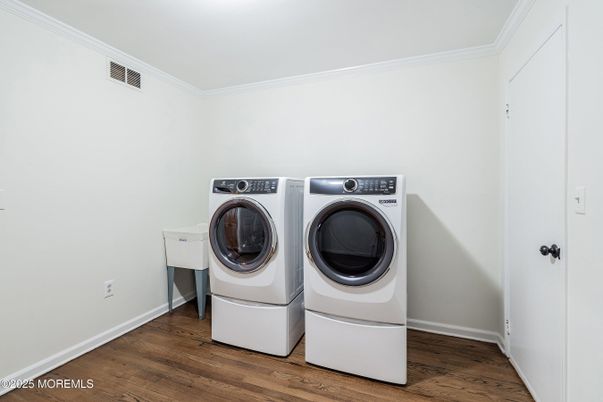 Interior, Washer, Wood Texture Flooring