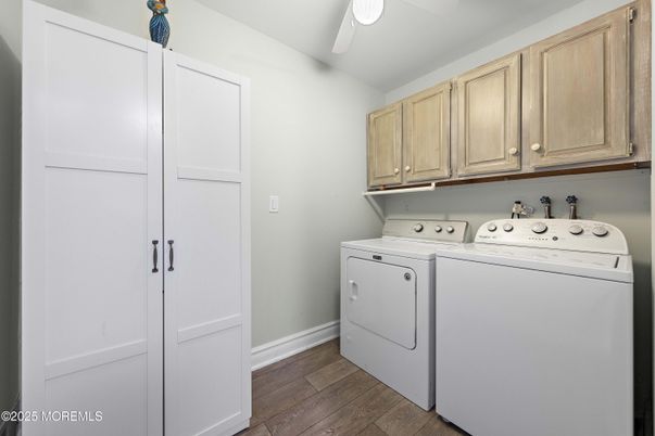 Interior, Washer, Wood Texture Flooring