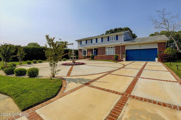 Attached, Exterior, Facade, Brick Facade, Split Level