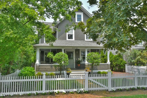Exterior, Facade, Queen Anne Victorian