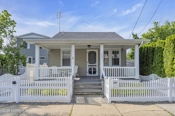 Exterior, Facade, American Foursquare