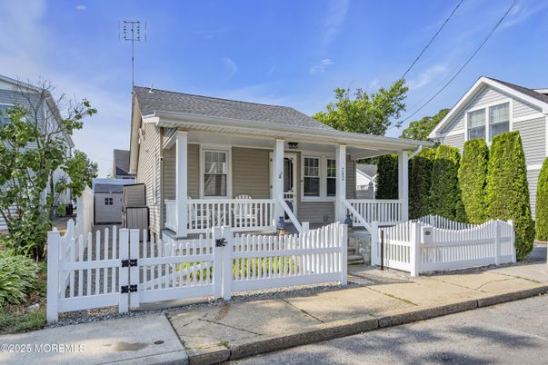 Exterior, Facade, Cape Cod