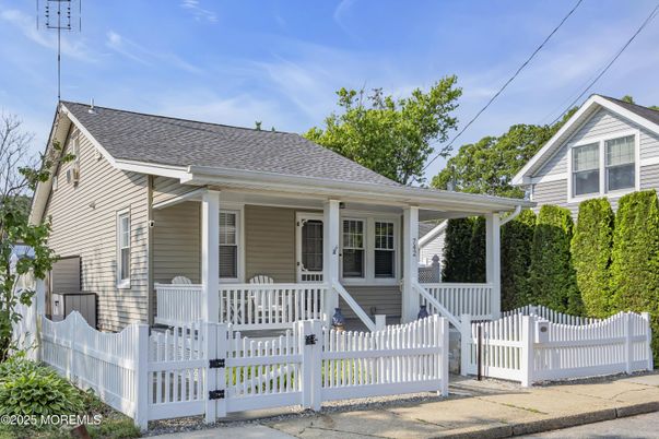 Exterior, Facade, Cape Cod