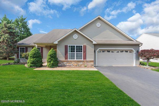 Attached, Exterior, Facade, Ranch