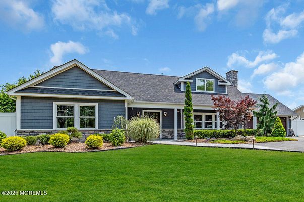 Exterior, Facade, Ranch