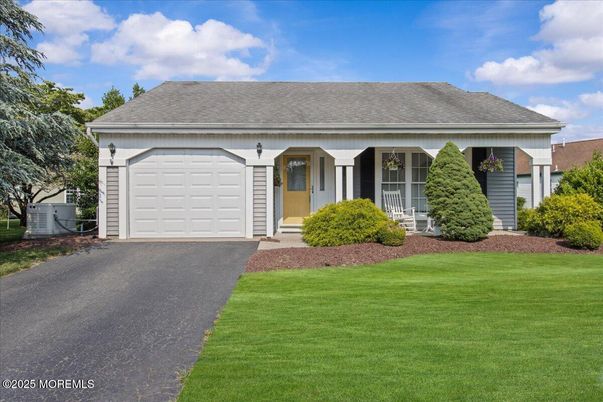 Attached, Exterior, Facade, Cape Cod