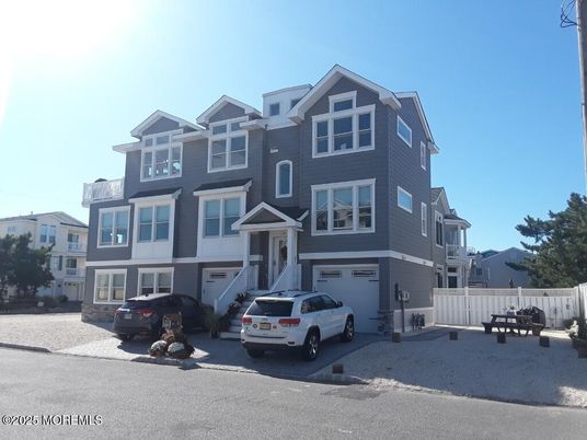 Attached, Exterior, Facade, American Craftsman