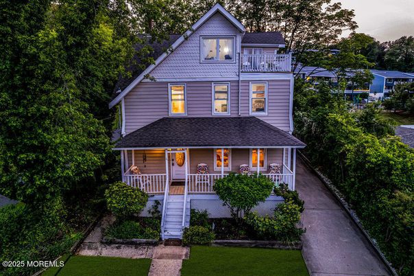 Exterior, Facade, Queen Anne Victorian