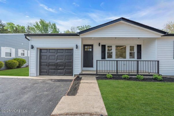 Attached, Exterior, Facade, Ranch