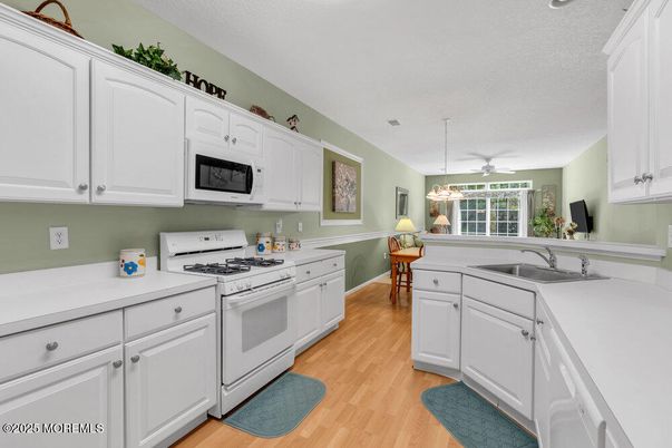 Dining room, Interior, Kitchen, Pendant Lights, Recessed Lighting, Wood Texture Flooring