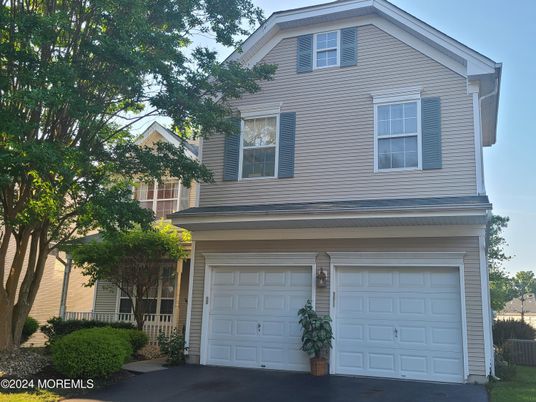 Attached, Exterior, Facade, American Craftsman