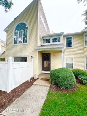 Attached, Exterior, Facade, Farmhouse