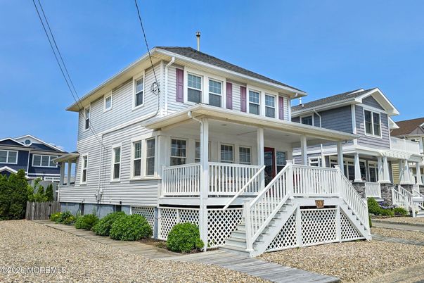 Exterior, Facade, American Foursquare