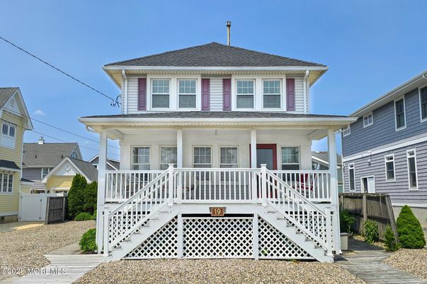 Exterior, Facade, American Foursquare