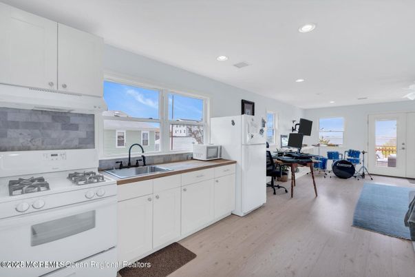 Fitness Equipment, Interior, Kitchen, Recessed Lighting, Wood Texture Flooring