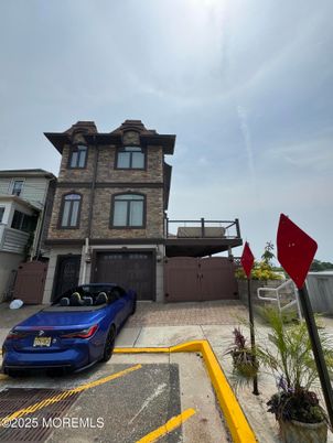 Exterior, Facade, Rowhouse