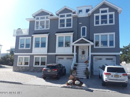 Attached, Exterior, Facade, Rowhouse