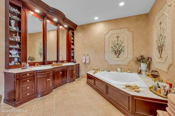 Bathroom, Dual Sink Vanities, Interior, Recessed Lighting