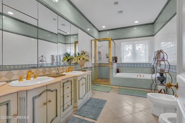 Bathroom, Dual Sink Vanities, Interior, Recessed Lighting